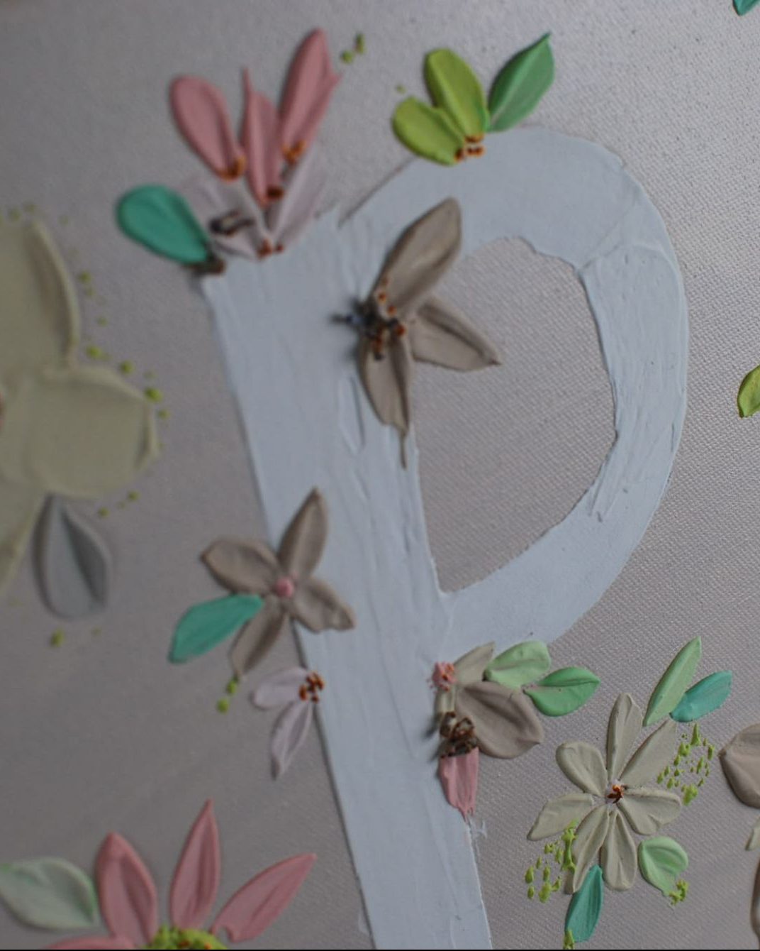 Cuadro personalizado con la letra P y flores en relieve