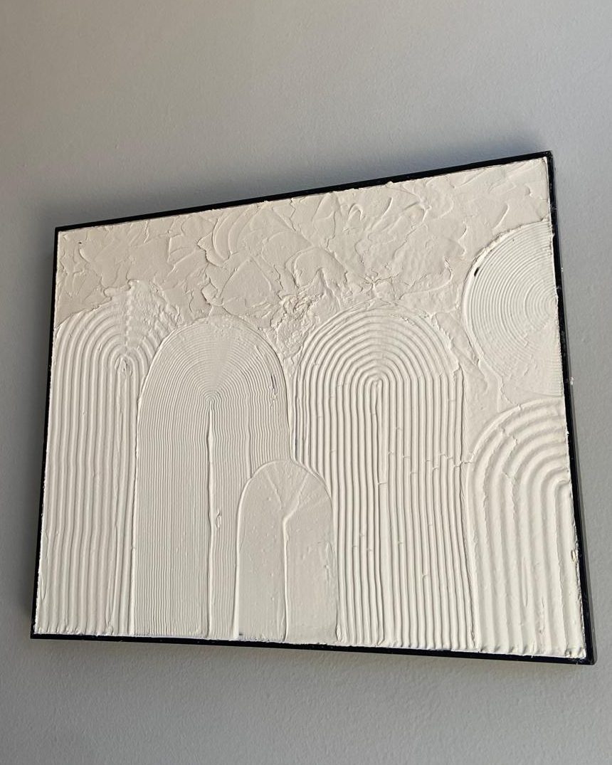 Cuadro blanco con relieve de arcos y círculos con marco negro
