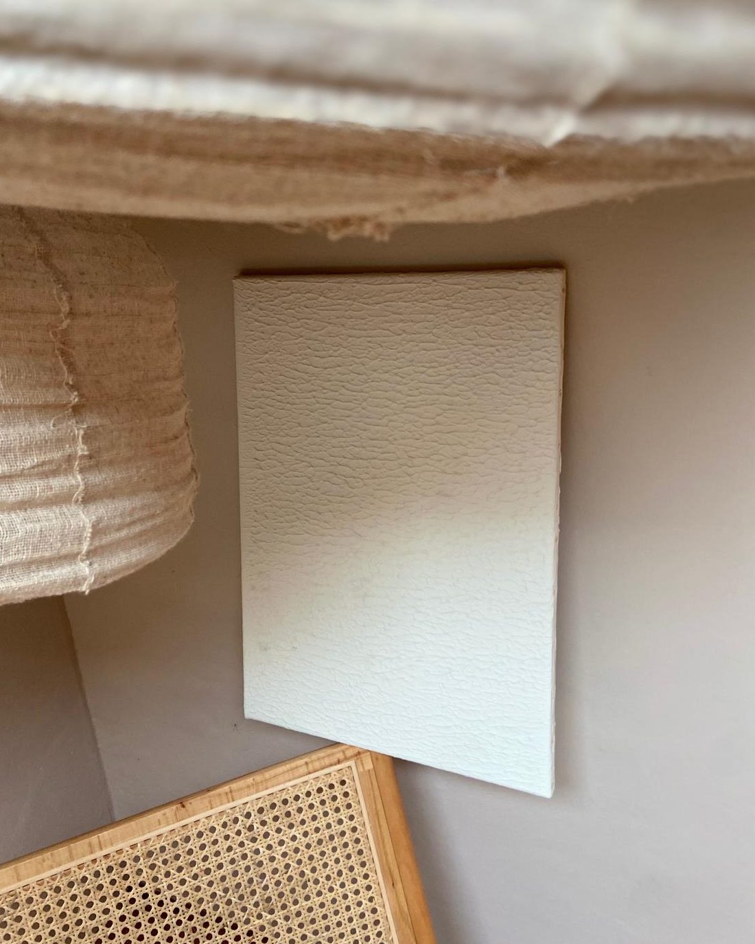 Lienzo blanco con textura colgado en la pared