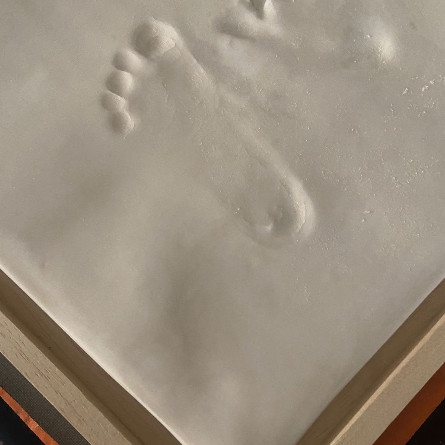 Detalle de la huella de un pie en cerámica