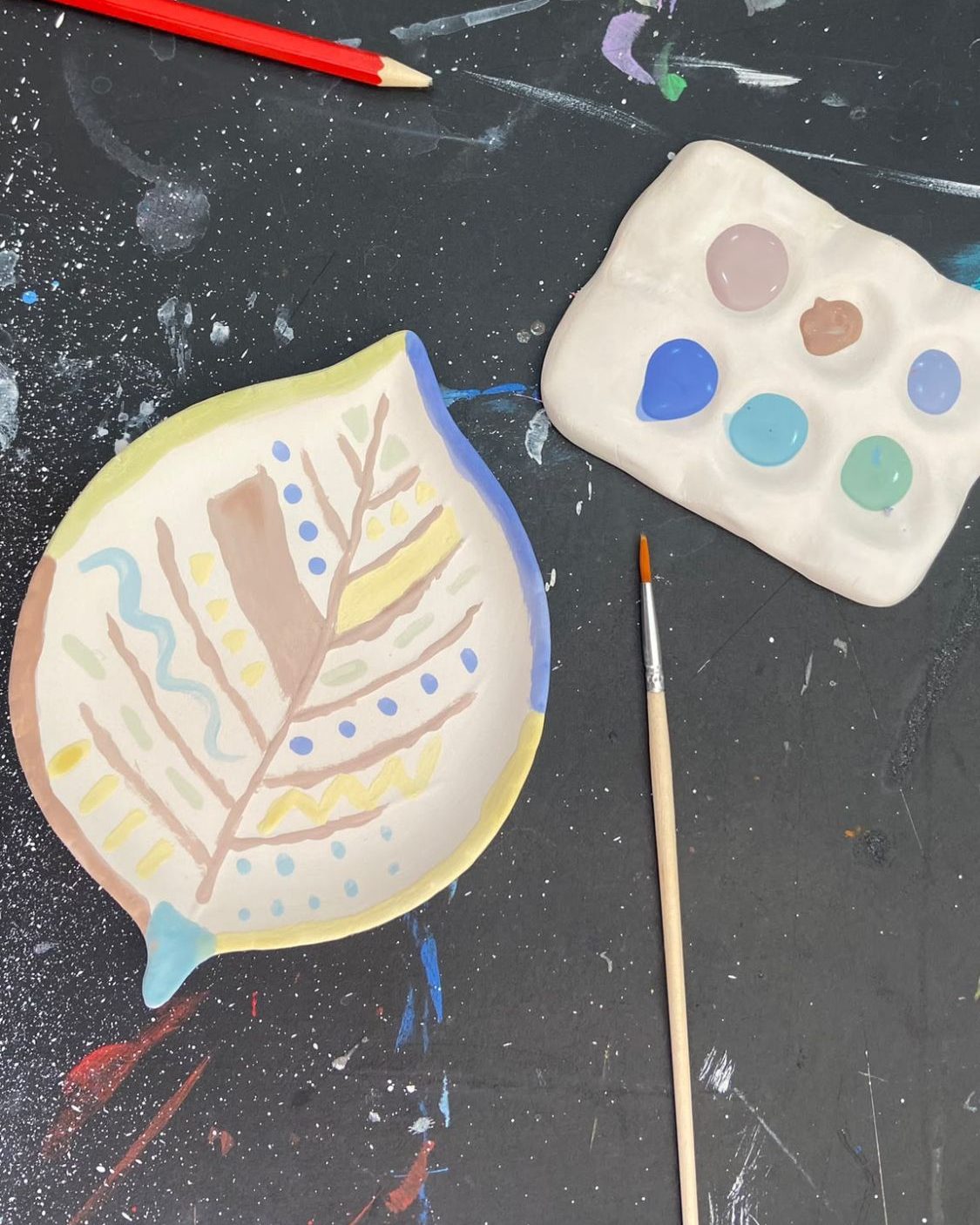 Platito en forma de hoja pintado a mano con su paleta de colores